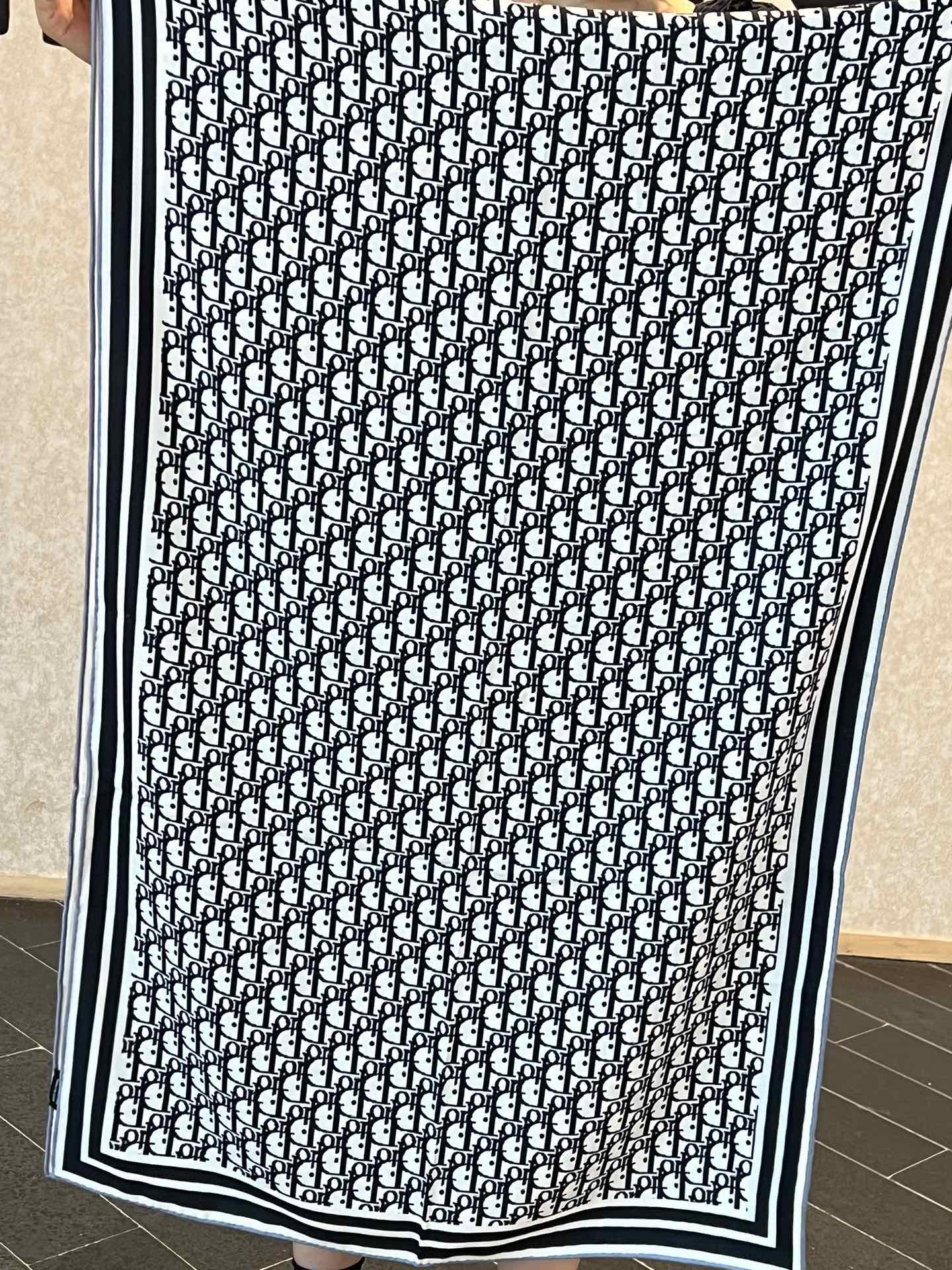 Double-Sided Cashmere Scarf