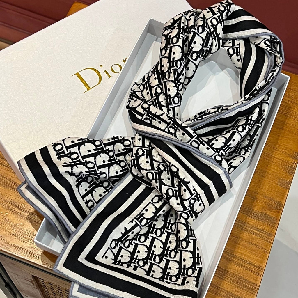 Double-Sided Cashmere Scarf