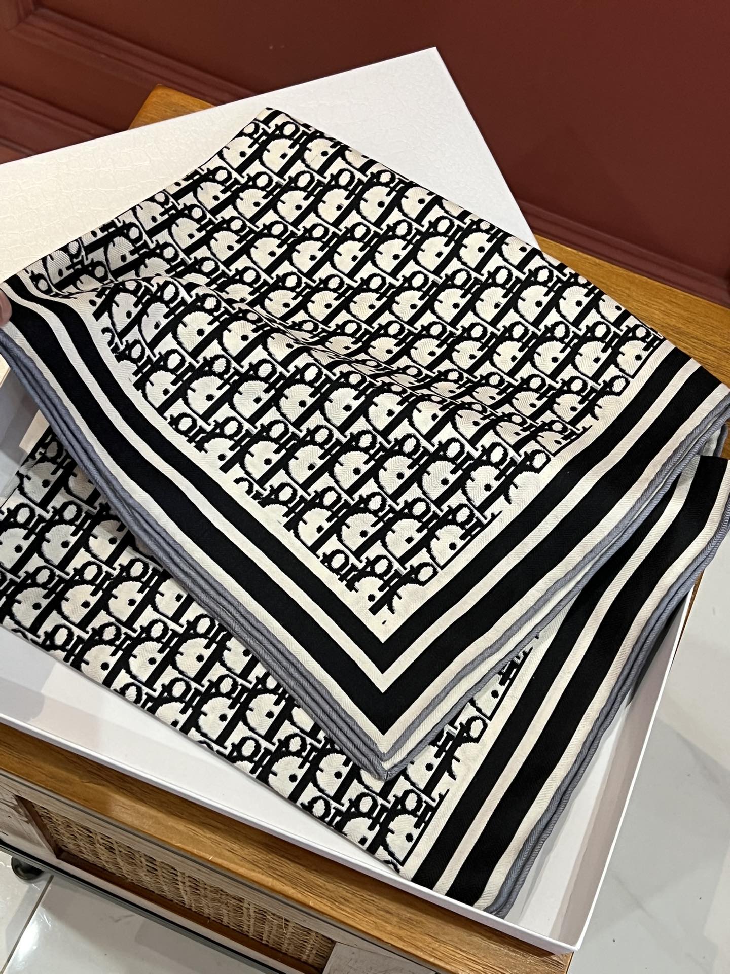 Double-Sided Cashmere Scarf
