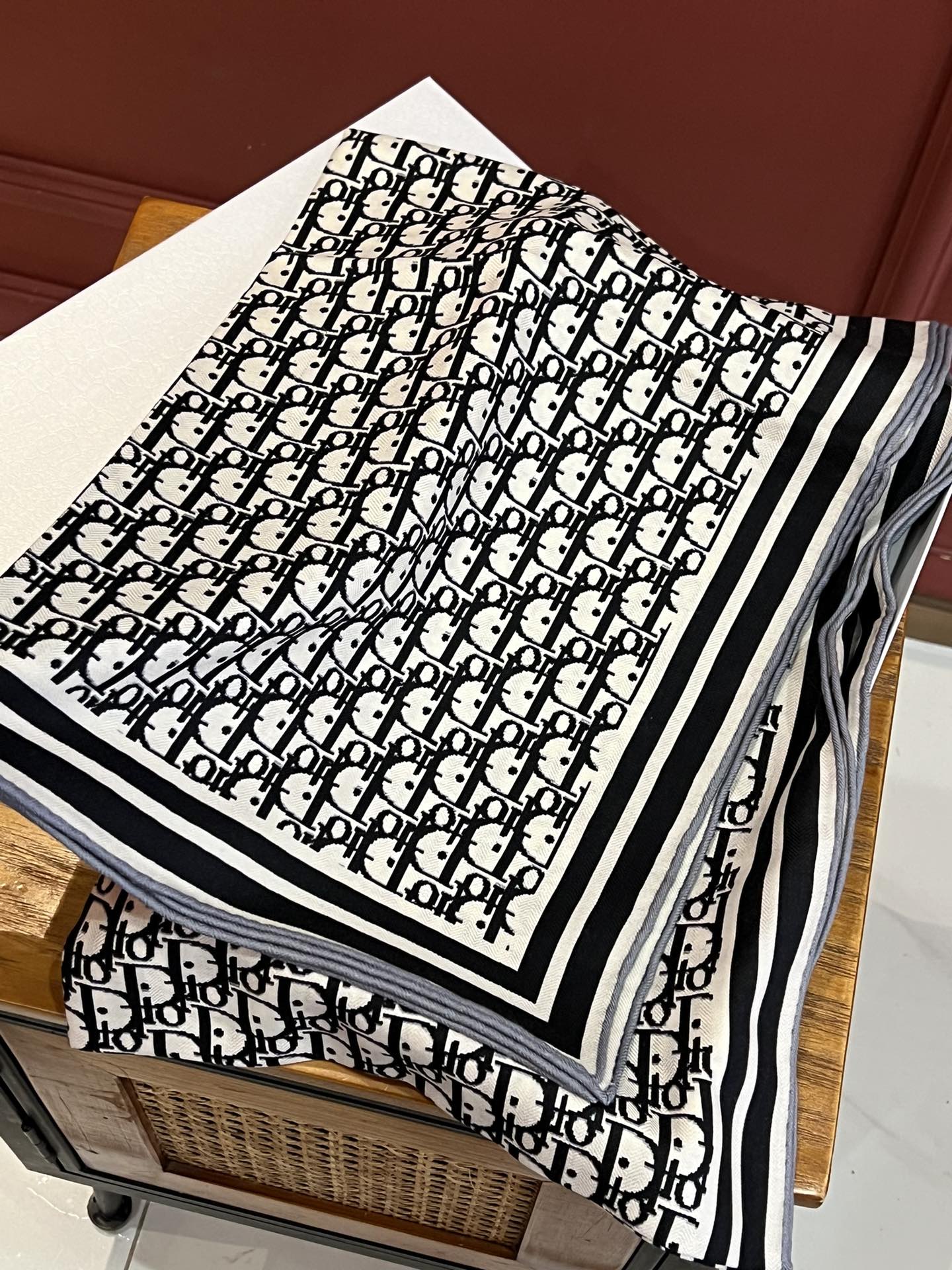 Double-Sided Cashmere Scarf